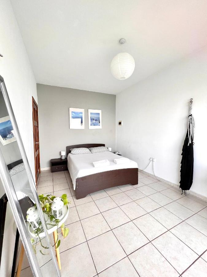 F8 1 Seaview Room, Living And Bathroom Shared , Stjulians Saint Julian's Eksteriør billede
