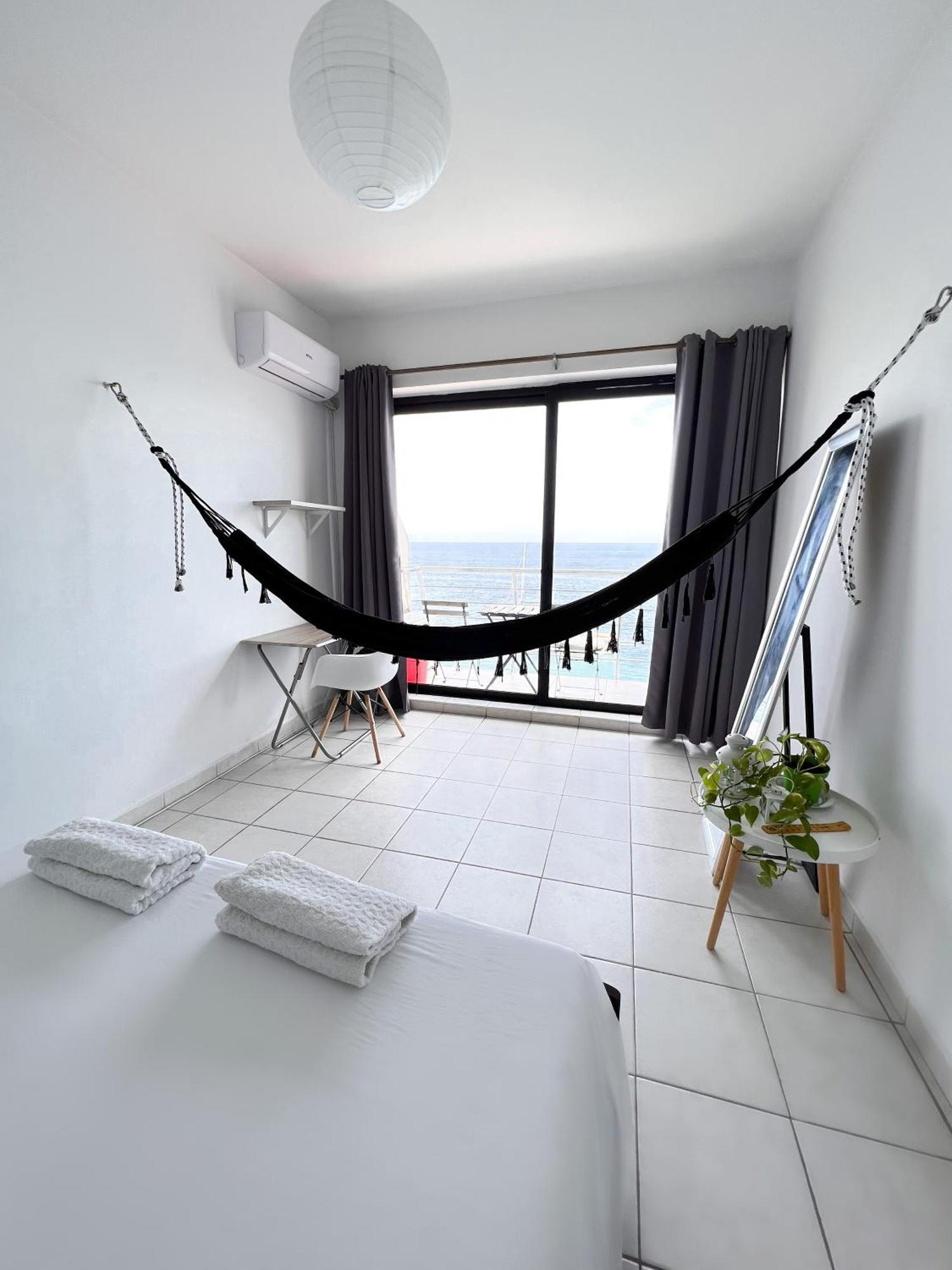 F8 1 Seaview Room, Living And Bathroom Shared , Stjulians Saint Julian's Eksteriør billede
